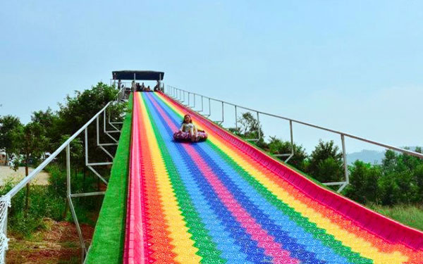 滑来滑去，还得是彩虹滑道好玩